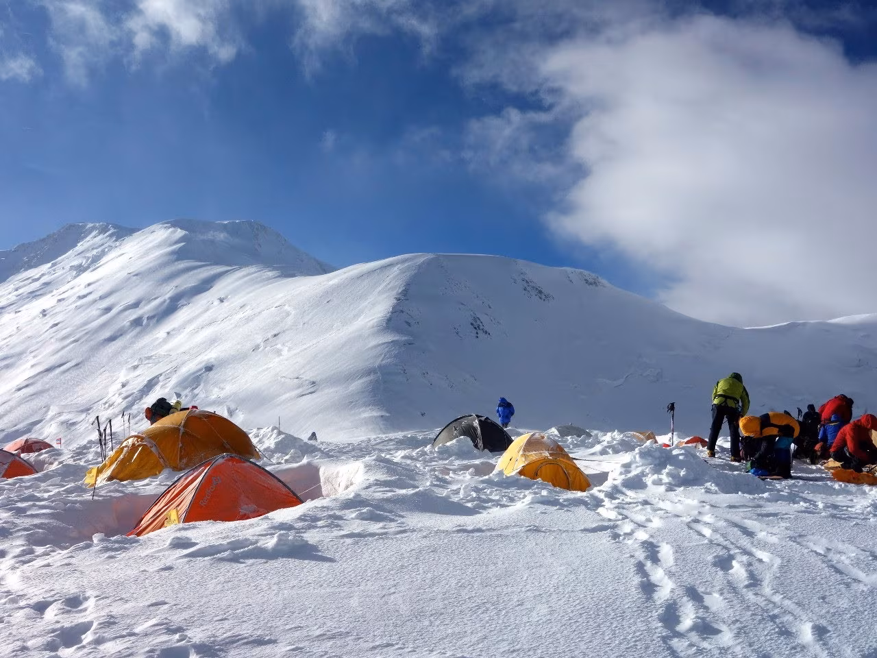 Ascension of Razdelnaya Peak (6148m)